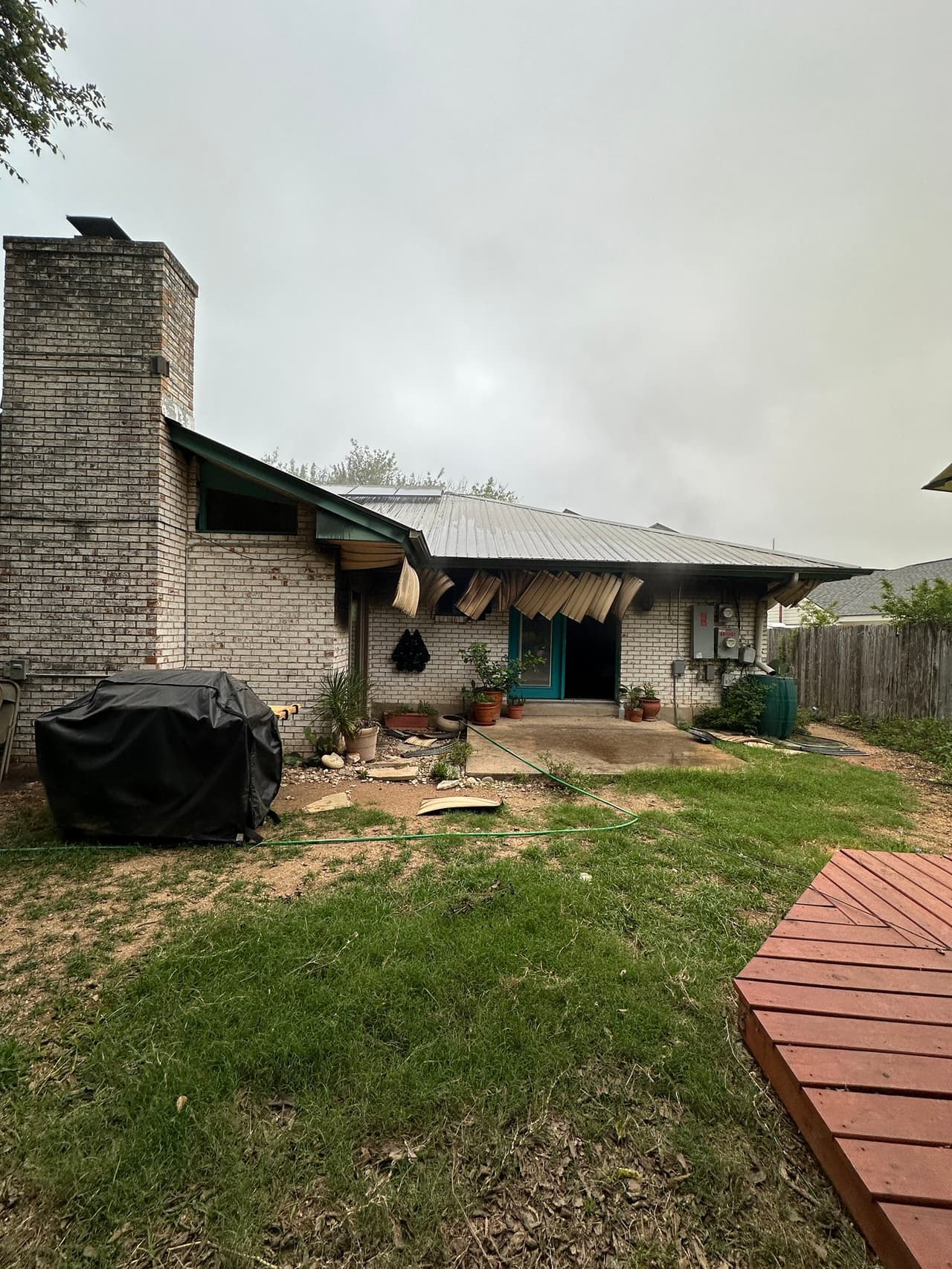 La segunda mascota fue rescatada con vida también y atendida en el lugar.