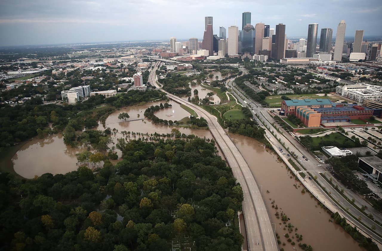 <h3 class="cms-H3-H3">8. Houston, Texas</h3>
<br>
<br>☔ 
<b>Edificios en riesgo en caso de tormenta: </b>261,103
<br>
<br>🏠 
<b>Población en zona metropolitana: </b>7,066,140
<br>
<br>🌀 
<b>Huracán severo más reciente:</b> Harvey (2017).
<br>