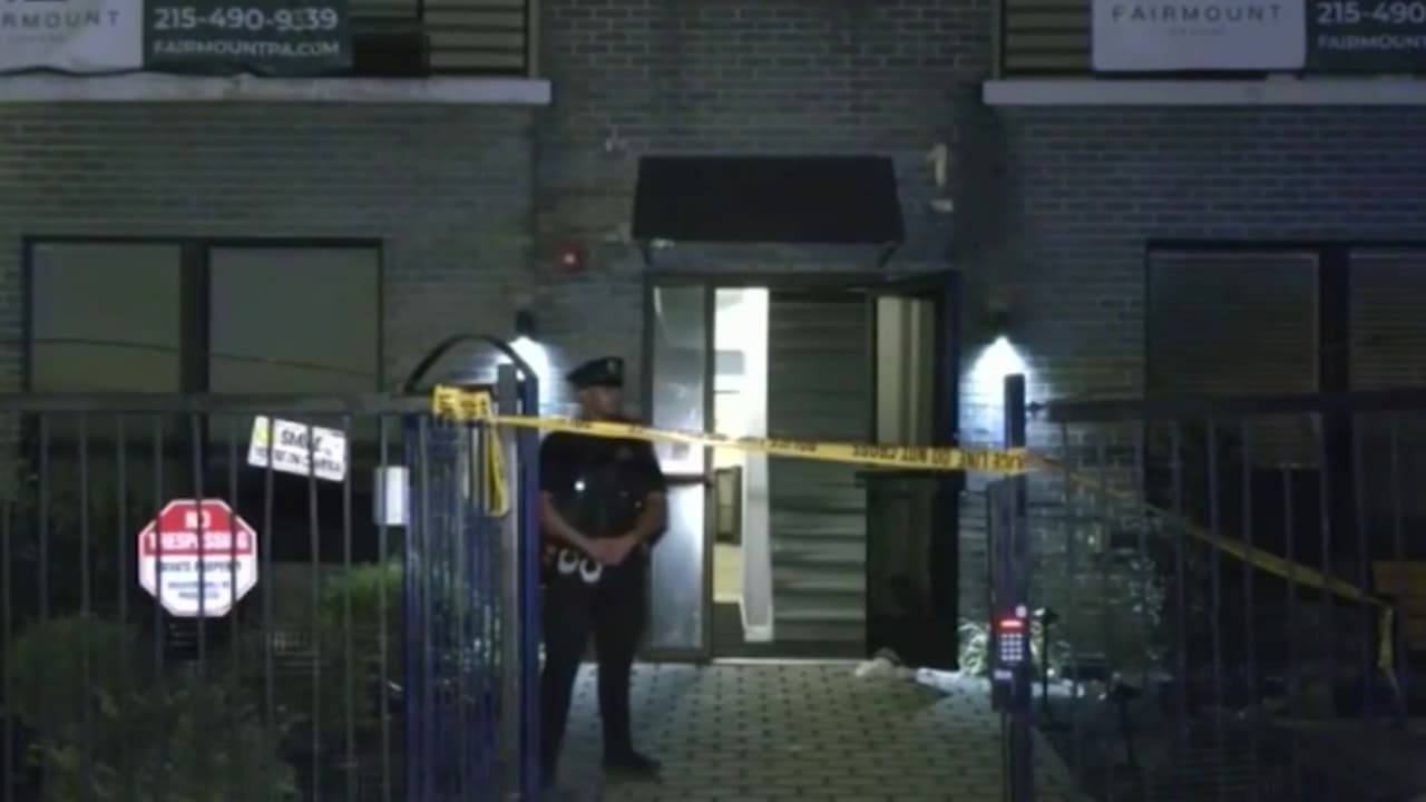 Mujer muere tras recibir un disparo a través de la puerta de un apartamento al intentar ingresar