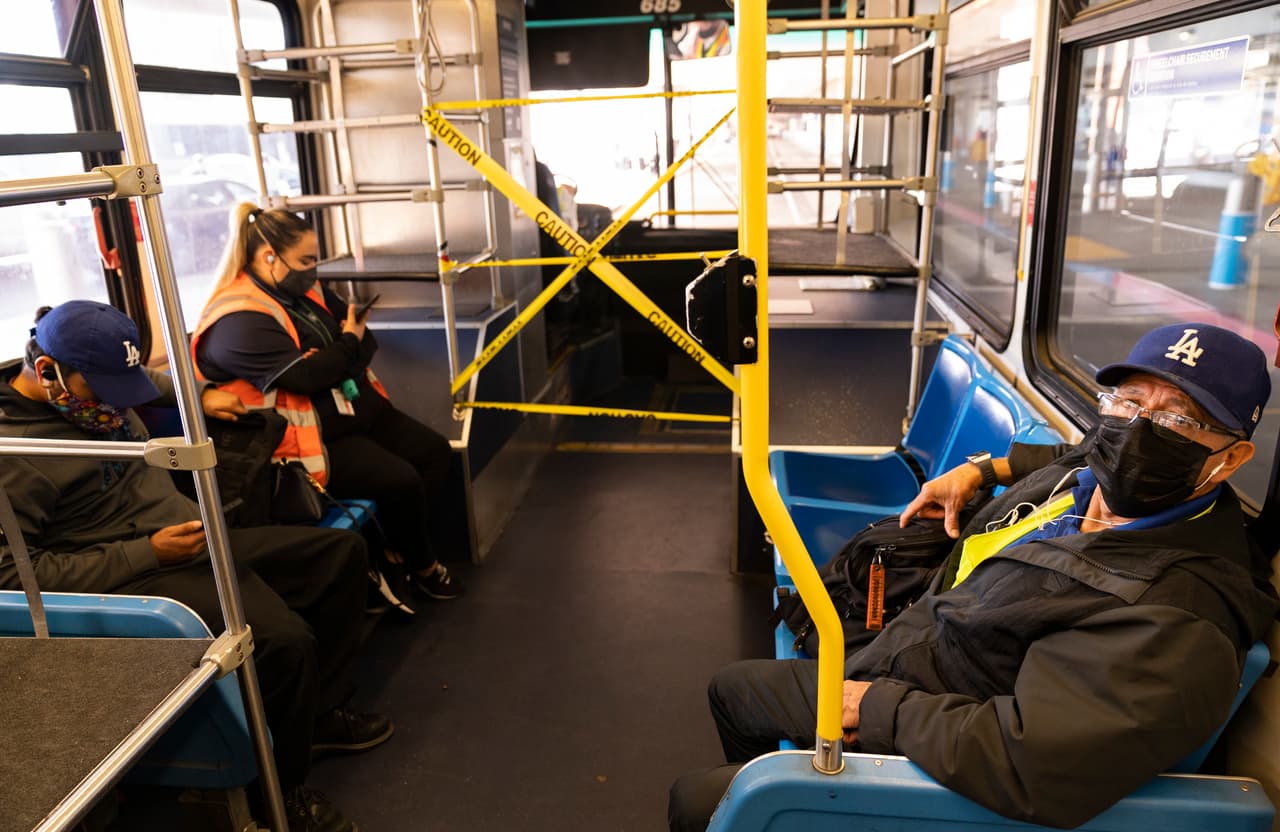 Sin embargo, el riesgo de contagio de coronavirus en Los Ángeles está en su nivele más alto desde marzo. En promedio de 300 personas son hospitalizadas diariamente, un incremento del 70% con respecto a dos semanas atrás, lo cual pone en riesgo la capacidad hospitalaria, informó el Departamento de Salud del condado de Los Ángeles.