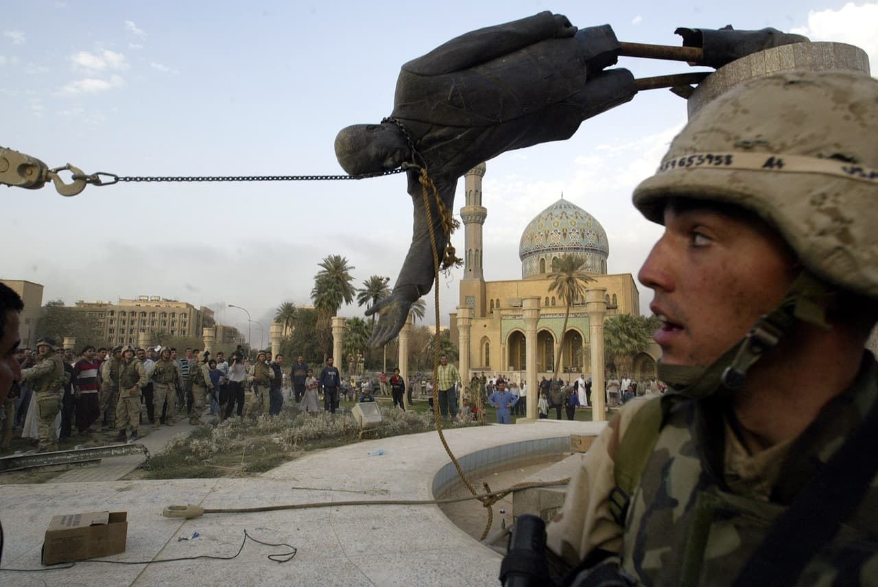 <b>Un grupo de civiles iraquíes y soldados estadounidenses derribando la icónica estatua de Saddam Hussein en el centro de Bagdad, Irak. (9 de noviembre de 2003).</b> El 20 de marzo de ese año había comenzado la intervención militar que derrocó la dictadura de Hussein. Un presunto programa de armas de destrucción masiva dio paso a la polémica presencia de EEUU en Irak, que duraría hasta 2011. 
<a href="https://www.univision.com/noticias/ataques/operacion-libertad-iraqui-la-invasion-en-busca-de-unas-armas-de-destruccion-masiva-que-saddam-hussein-no-tenia-fotos"><u>Vea aquí las fotos de la ‘operación Libertad Iraquí’, la invasión en busca de unas armas de destrucción masiva que Saddam Hussein no tenía</u></a>
<br>