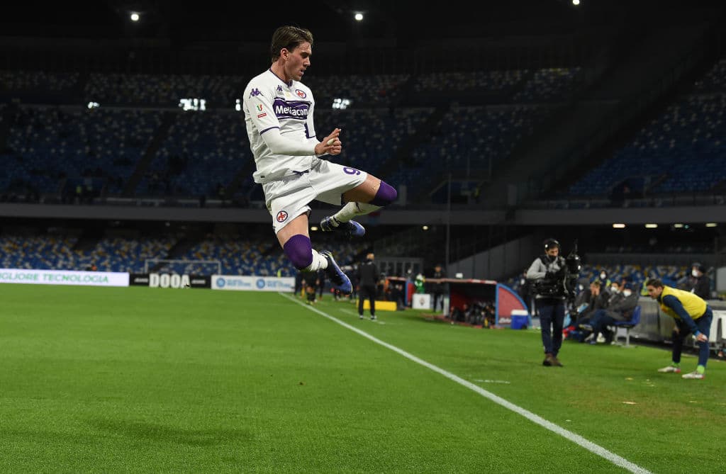 Napoli cae 5-2 ante la Fiorentina en tiempos extra y con 9 hombres, durante Octavos de Final y queda fuera de la Coppa Italia. Dries Mertens y Andrea Petagna fueron los que dieron goles a los locales, mientras que para la Fiore descontaron Vlahovic, Biraghi, Venuti, Piatek y Maleh. EL mexicano Hirving Lozano llevaba 20 minutos en cancha cuando propinó tremendo planchazo y salió expulsado.