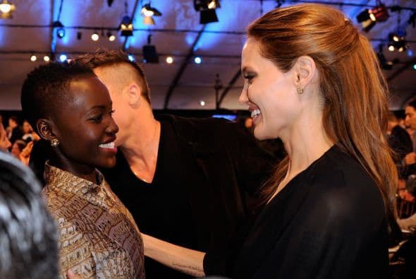 Lupita saludando a Angelina Jolie. Mira aquí los videos más chismosos.