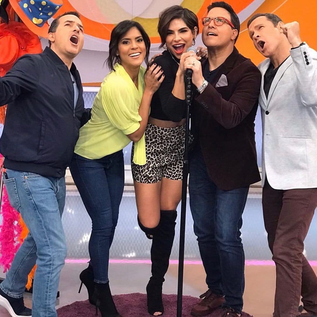 Cuando llegan invitados al show los hacen sentir como en casa y los apapachan con la buena vibra del equipo.