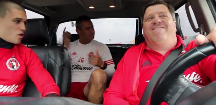 ‘El Piojo’ Herrera canta tema de Banda MS con jugadores de los Xolos