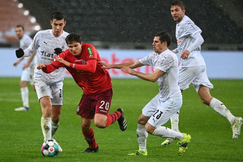 Mönchengladbach dejó ir importantes puntos en casa tras caer ante Colonia 1-2. Los locales se quedaron con 32 unidades, mientras que Colonia llegó 21 para continuar luchando por la permanencia.