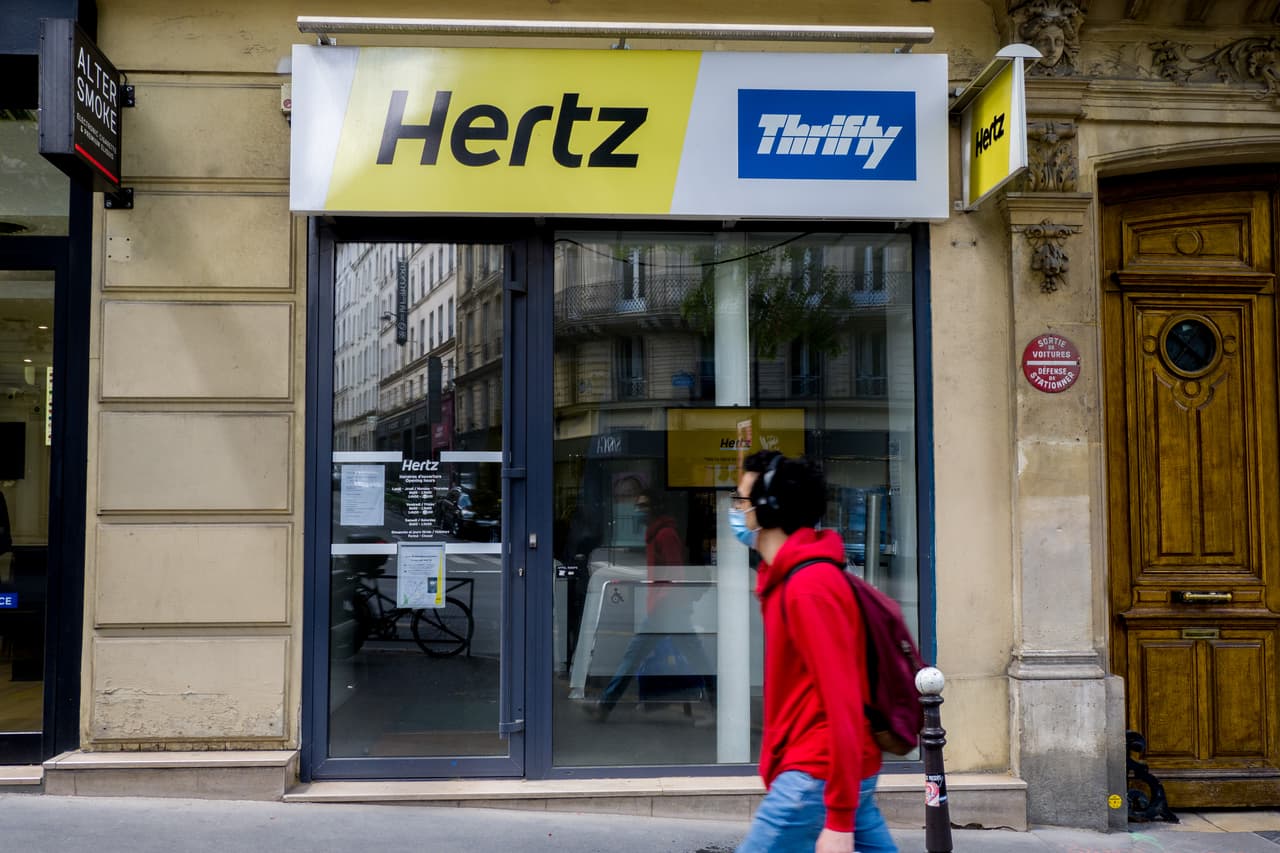 <b>Hertz.</b> Con más de 25,800 millones de dólares en activos, esta compañía de alquiler de automóviles se convirtió en la empresa más grande en declararse en bancarrota después de la llegada de la pandemia. La compañía no pudo vender acciones en medio de su quiebra y actualmente está buscando un préstamo de hasta 1,500 millones.