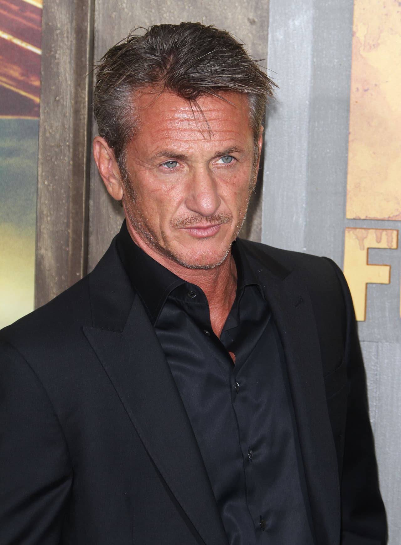 Comió un sándwich al aire libre, que había comprado en un supermercado local, se mantuvo lejos de grupos.