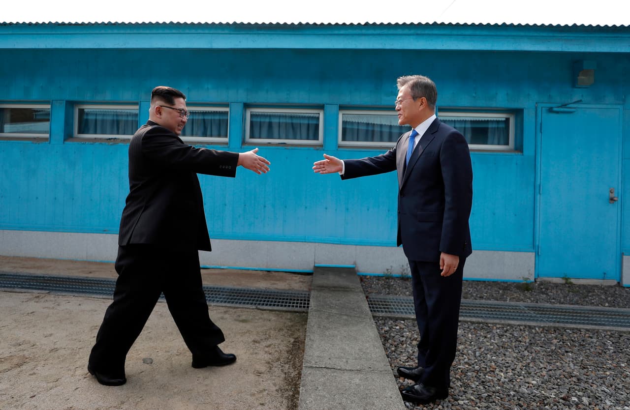 Los líderes de las dos Coreas, Kim Jong Un y Moon Jae-in, se dieron la mano en la zona desmilitarizada que divide la península coreana.
<a href="https://www.univision.com/noticias/relaciones-internacionales/apreton-de-manos-sonrisas-e-historia-las-fotos-del-encuentro-historico-entre-los-lideres-de-las-dos-coreas-fotos">Kim Jong Un se convirtió en el primer líder de Corea del Norte en cruzar hacia el sur desde la guerra en los años 50 y </a>fue recibido por el presidente del Sur, Moon Jae-in para realizar el primer encuentro entre los jefes de Estado de la península en más de una década. 26 de abril de 2018.