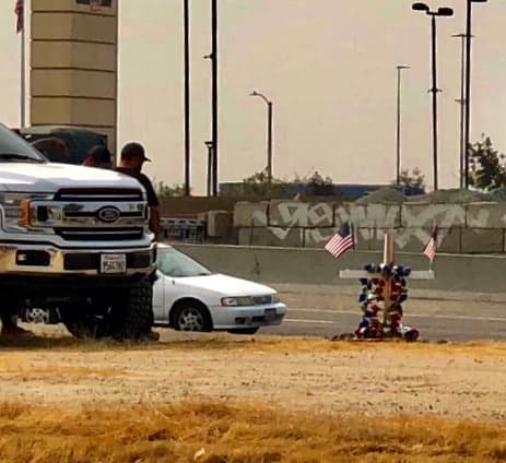 Esta mañana amigos se acercaron al lugar del accidente, en las afueras de Delano