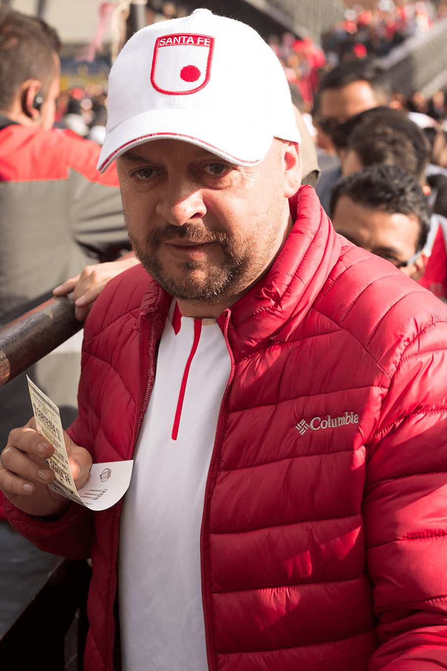 César Daza creó la Fundación Sin Límites S. C., con la firme intención de ayudarle a la olvidada población sordociega de Colombia. Gracias a él, José Richard pudo conocer cómo es un partido de fútbol en el estadio.
