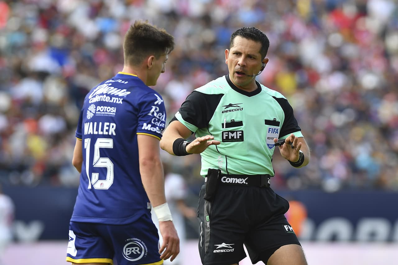 El árbitro Montaño pedí a Waller calma, tras una dura entrada del uruguayo.