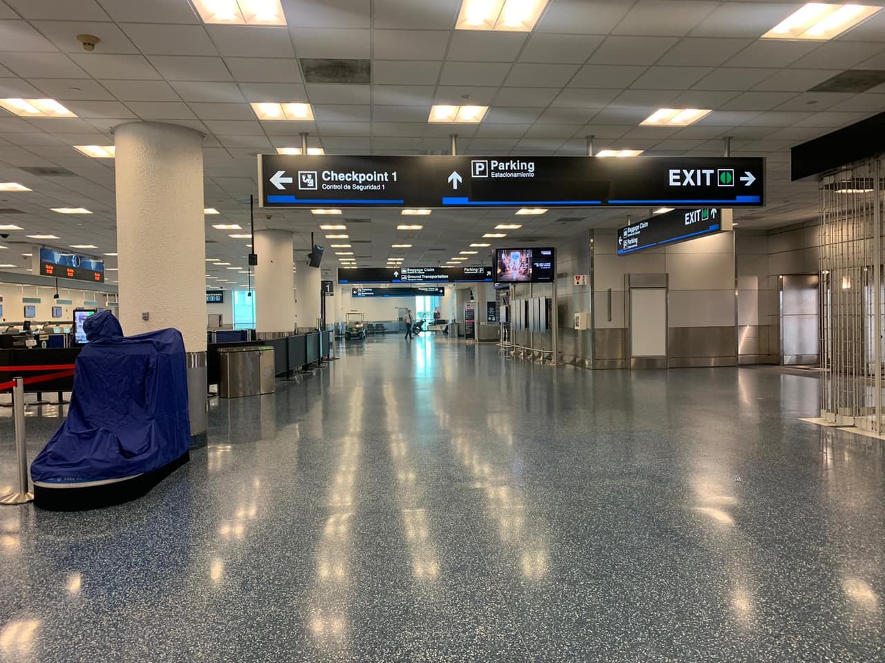 Los pasillos que siempre tienen multitudes caminando de un lado a otro, se ven así actualmente.
<br>