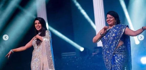 De acuerdo con información de Elle, los atuendos utilizados por la pareja de recién casados estuvieron a cargo de Abu Jani Sandeep Khosla, uno de los diseñadores de alta costura más importantes en India.