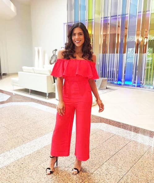 Francisca luce cómoda y divertida con este jumpsuit que deja al descubierto sus hombros.