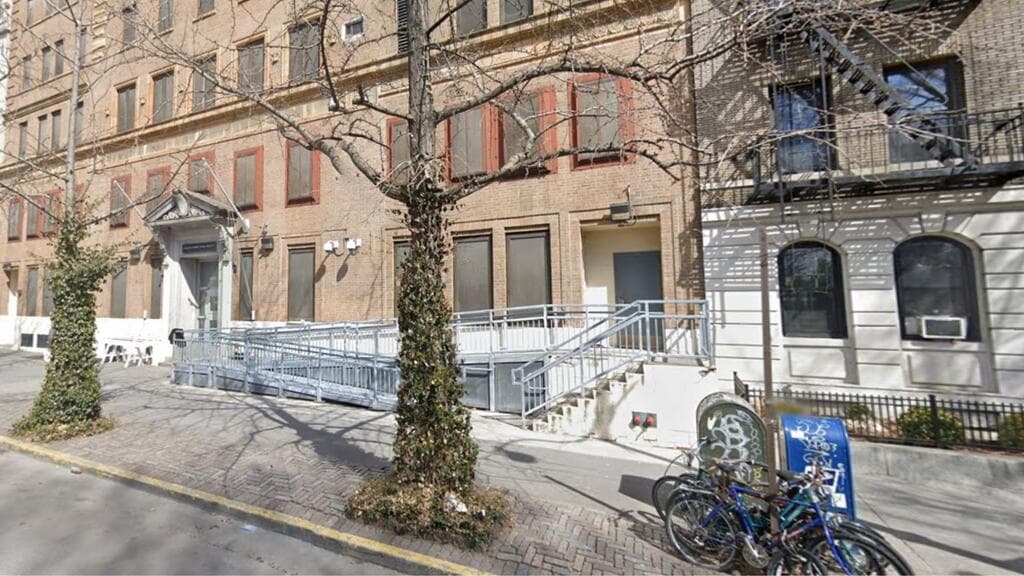 El antiguo Centro Correccional Lincoln, en Harlem, también fue reabierto y transformado en un albergue para los migrantes. 
<a href="https://www.univision.com/local/nueva-york-wxtv/llegan-primeros-migrantes-a-refugio-que-antes-era-una-carcel-en-harlem-video" target="_blank">El 1 de junio recibió a los primeros solicitantes de asilo, de 500 que espera refugiar</a>.