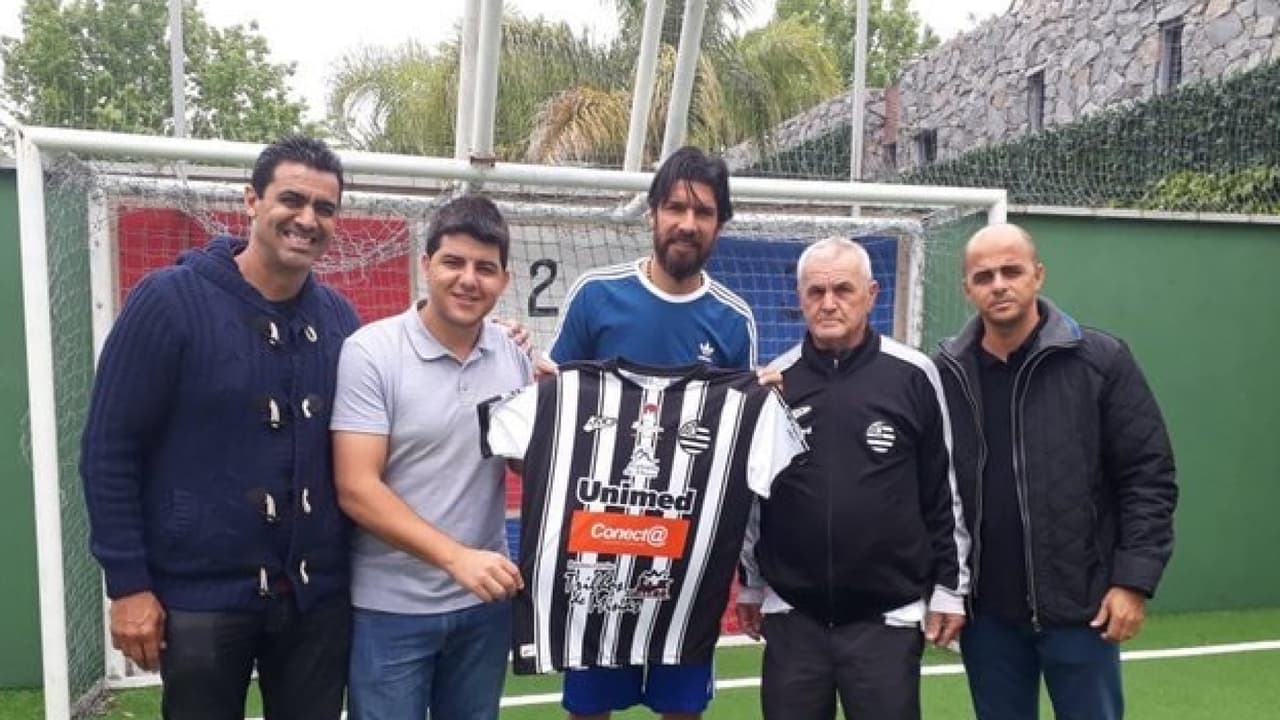 El ‘Loco’ Abreu firmará con el club número 30 de su carrera