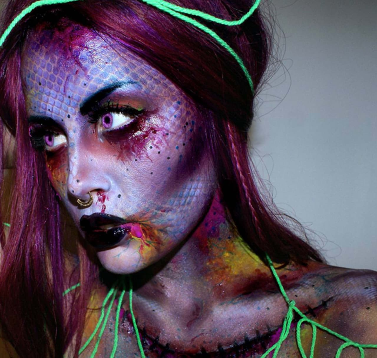 ¡Una maravilla puede crear con tan sólo tiempo, maquillaje y pinceles! ¡De terror!