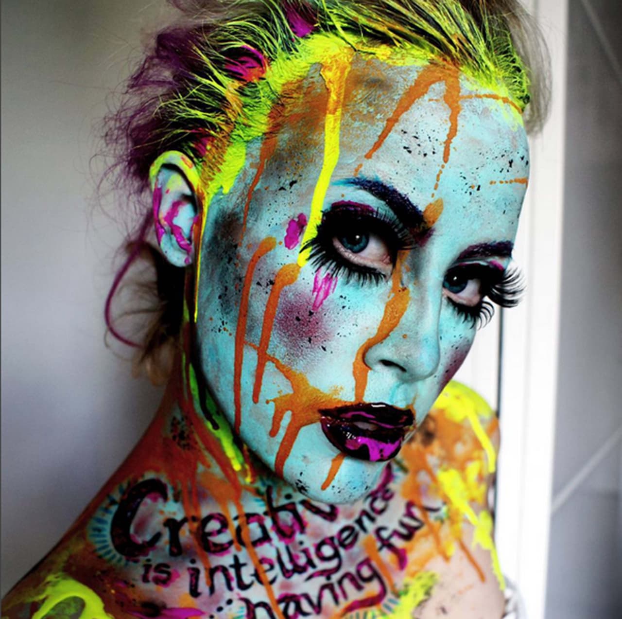 Prueba seguir los consejos de esta talentosa maquillista sin experiencia y seguro dejarás espantados a todos.