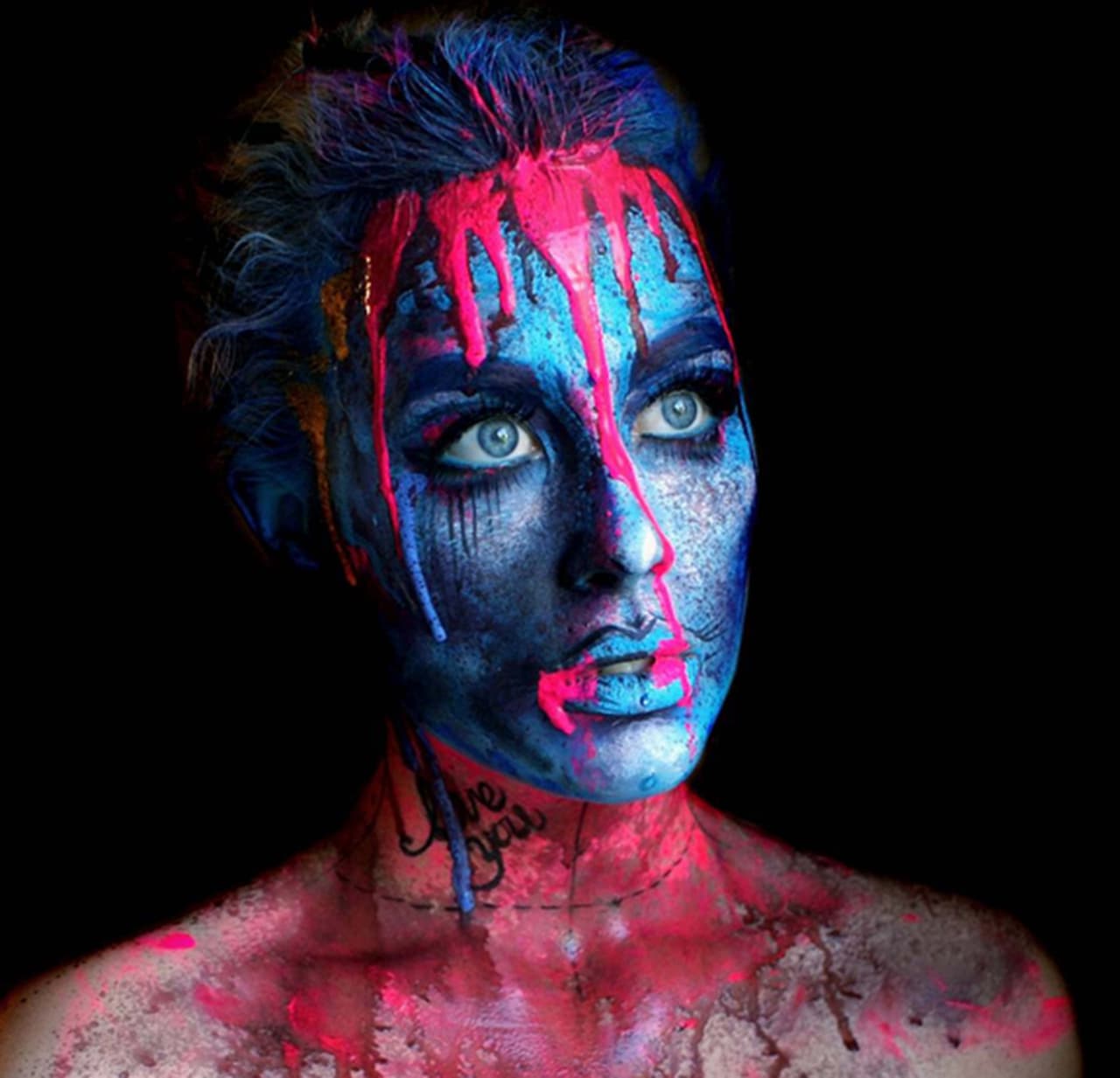 Después del maquillaje, luce como el más cómodo sueño o la peor de tus pesadillas.