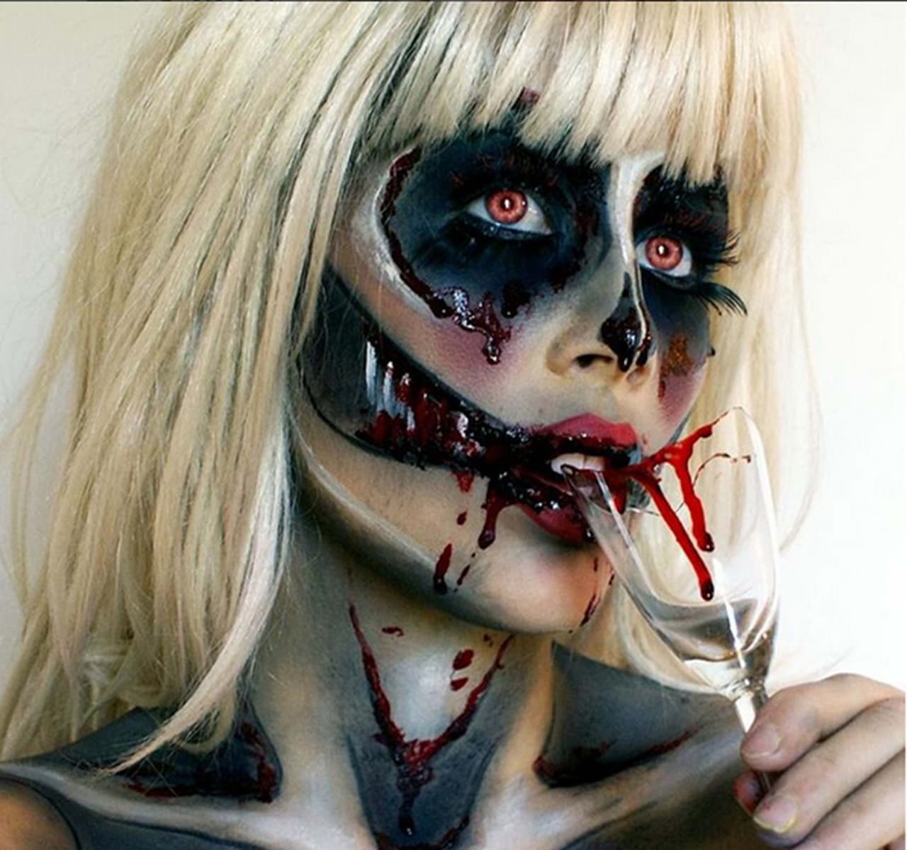 Definitivamente te convertirías en la muerta viviente más espeluznante y llamativa de la fiesta.