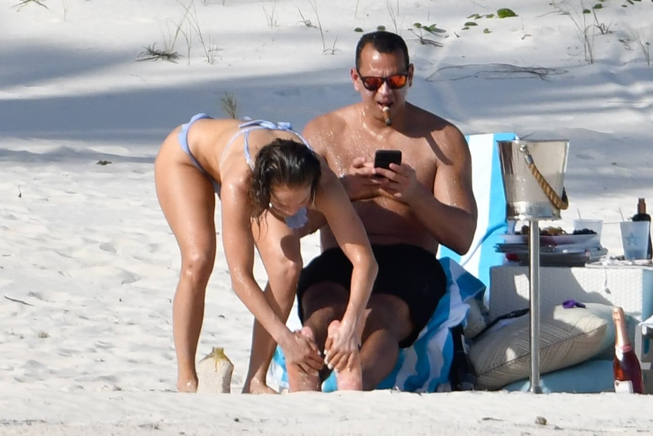 Alex Rodríguez y Jennifer López intentaron descansar durante cuatro días en Baker's Bay, Bahamas, el primer destino que visitaron juntos cuando comenzaron su relación en el 2017. Allí, 
<b><a href="https://www.univision.com/famosos/jennifer-lopez-y-alex-rodriguez-se-comprometen-y-ella-muestra-el-anillo-fotos">él la sorprendió el pasado sábado, entregándole el anillo de compromiso</a></b>.
