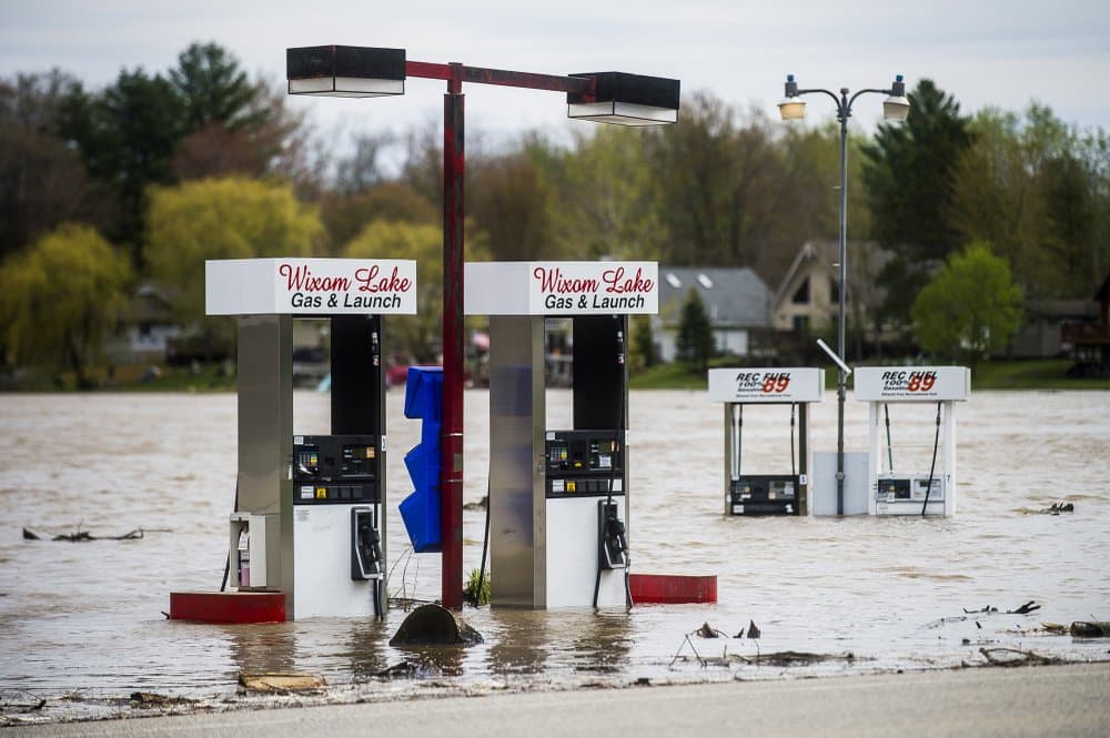 Esta estación de servicios en Beaverton, Michigan, quedó temporalmente inhabilitada debido a que la inundación la cubrió en su totalidad.