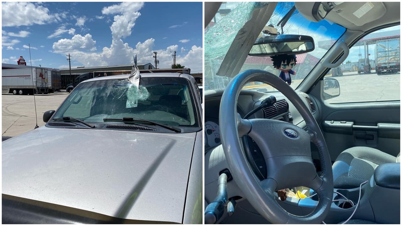 Mujer se salva luego de que pedazo de metal se incrustara en su parabrisas mientras conducía