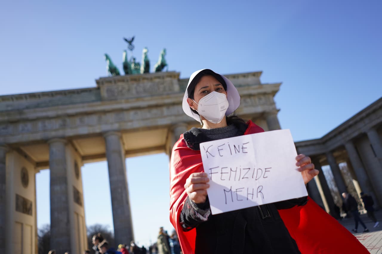 <b>“No más feminicidios”</b>, el cartel que llevó una manifestante a la Puerta de Brandenburgo, Berlín, Alemania.