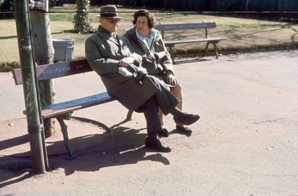 Una pareja sentada en un parque en Johannesburgo, Sudáfrica, en los años 70. Las reglas del apartheid llegaban incluso a escenas como estas: bancos de parques asignados "solo para europeos".