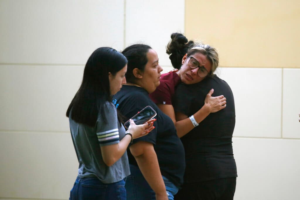 La gente reacciona afuera del Centro Cívico luego de un tiroteo mortal en la Escuela Primaria Robb en Uvalde, Texas, el martes 24 de mayo de 2022. (AP Photo/Dario Lopez-Mills)