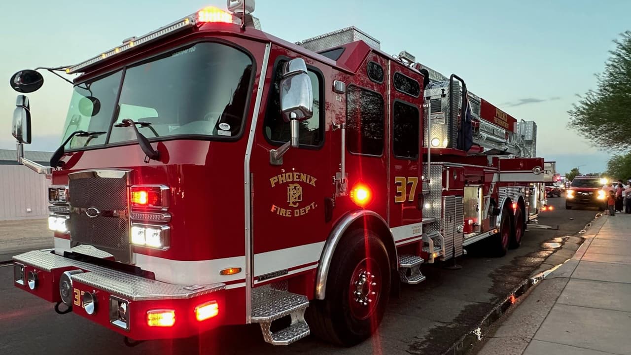 Vehículo se estrella contra clínica y deja a tres personas en condición crítica