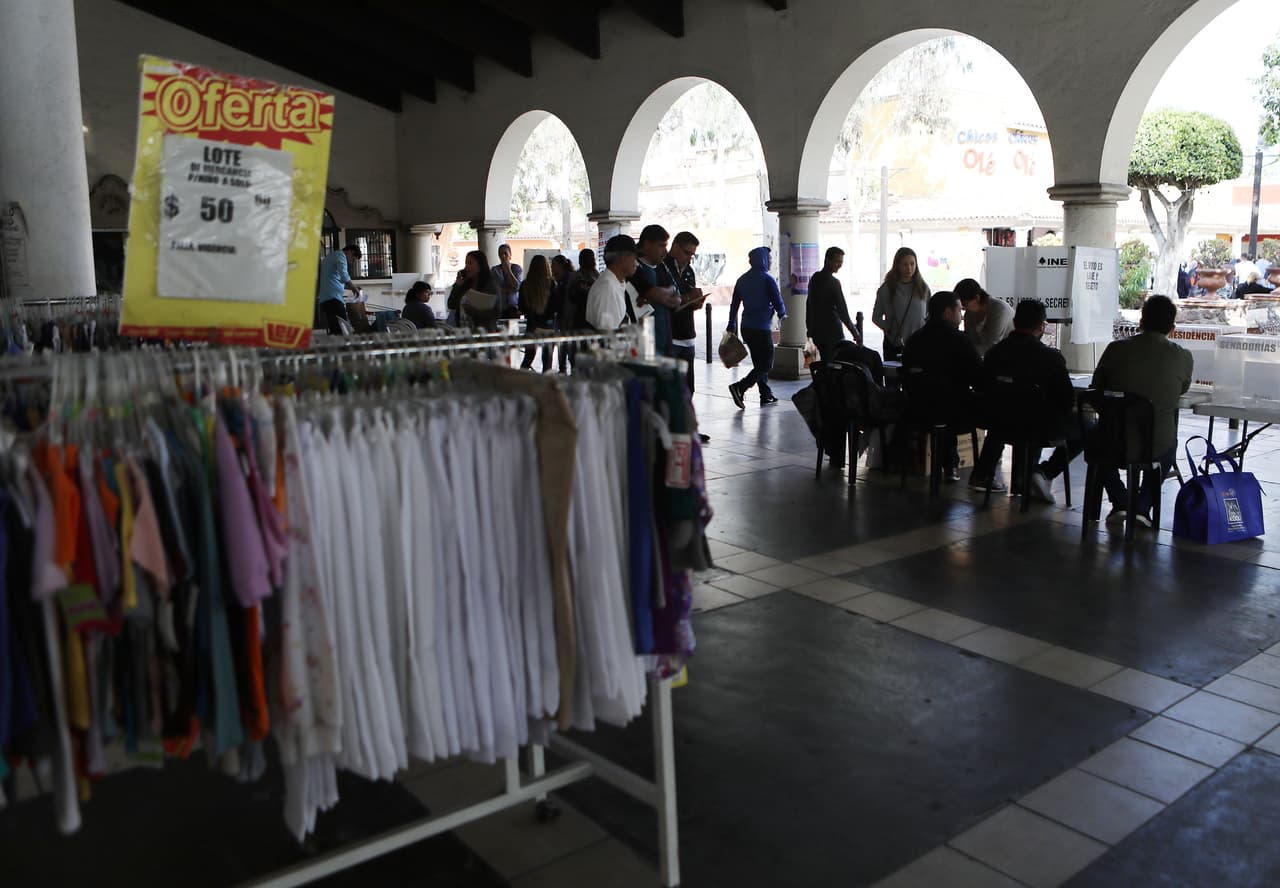Una fila de votantes en un centro electoral de Tijuana, Baja California, ciudad fronteriza con EEUU.