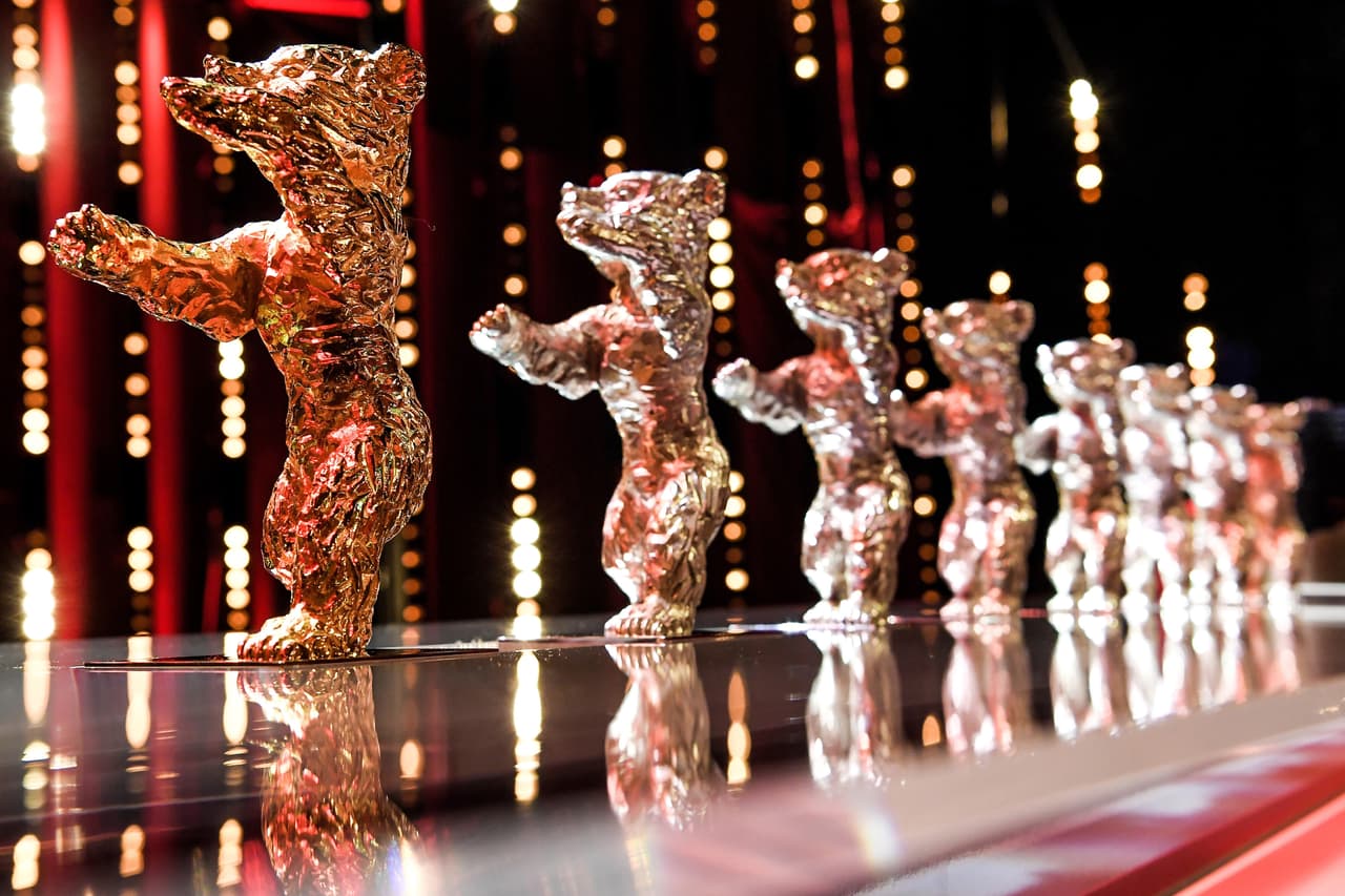 La estatuilla fue diseñada en 1932 por la escultora Renée Sintenis, y es creada en la fundición Hermann Noack de Berlín, desde 1951. El oso es el animal símbolo de la capital alemana, y aparece también en el escudo de la ciudad.