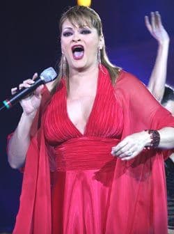 De acuerdo con información de El Universal, Banquells aclaró que los 10 años que se mantuvo distanciada de Televisa no fue por problemas de veto, sino que ella simplemente quiso dedicarse a la música, y al terminarse los programas del estilo de 'Siempre en domingo', decidió llevar su carrera por otro lado.