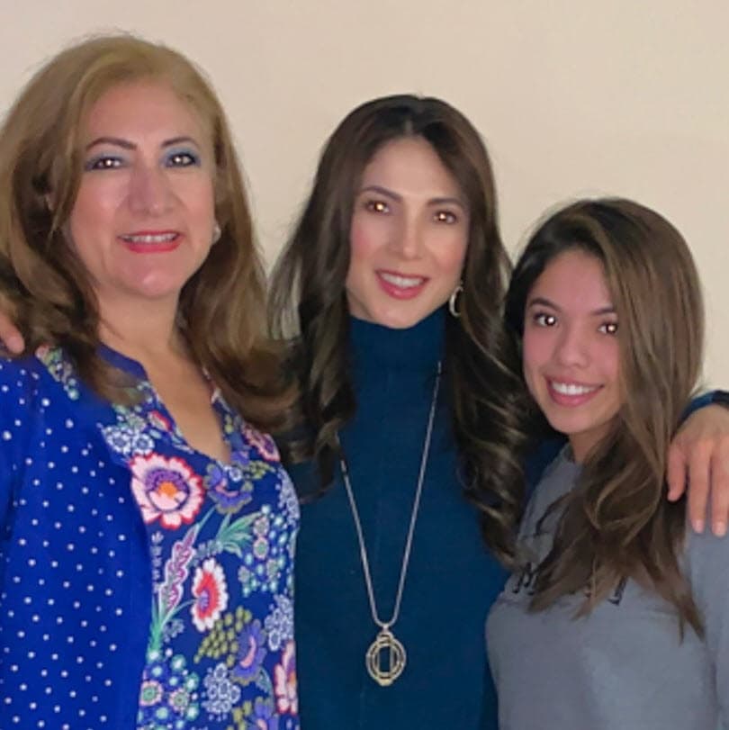 <b>Priscila Ángel</b>, la esposa de Gustavo Ángel 'El Temerario', compartió esta imagen junto a su progenitora y su hija Sara: "Gracias a Dios por la mamá que me dio y la cuál me ha brindado siempre su amor, presencia, enseñanzas, apoyo, consejo y mucho más. Dios te bendiga siempre ma Ily y te extraño siempre".
<br>