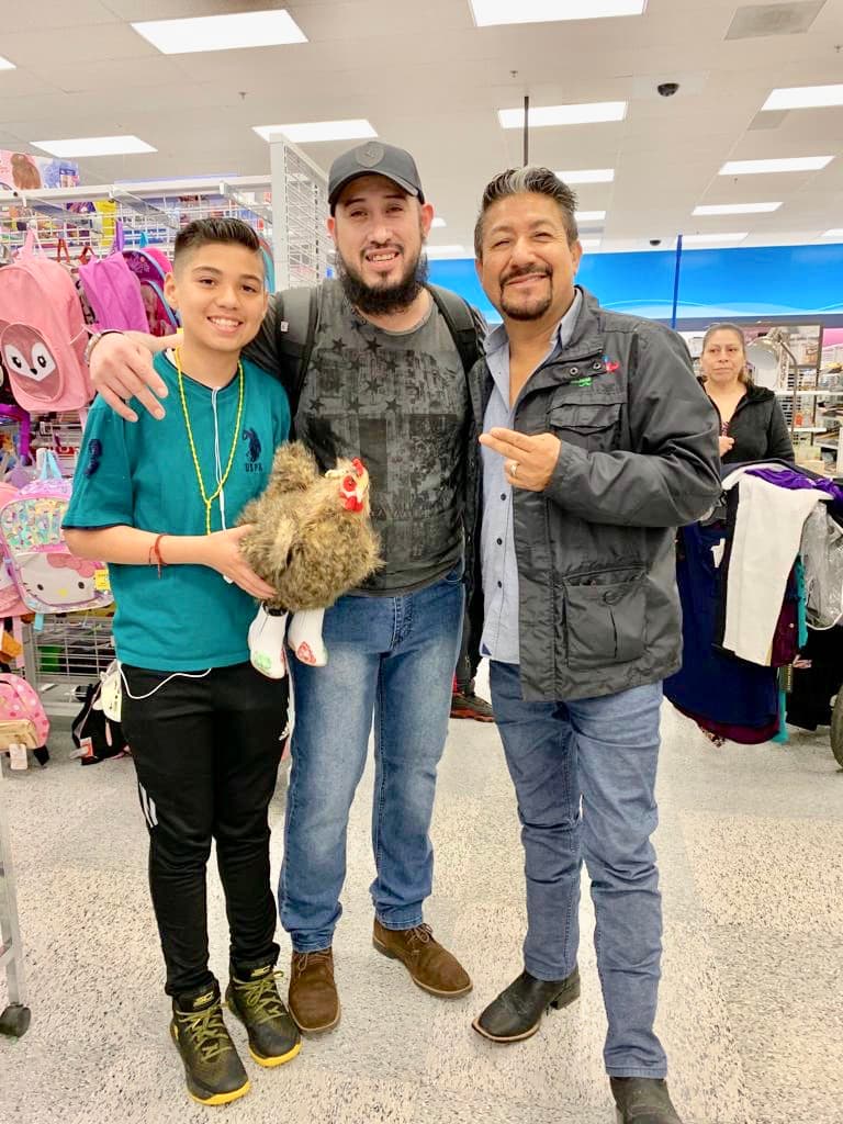 La
<b>Gallina Vidente</b> tiene fanáticos en todas partes y todos quisieron tomarse una foto con ella.