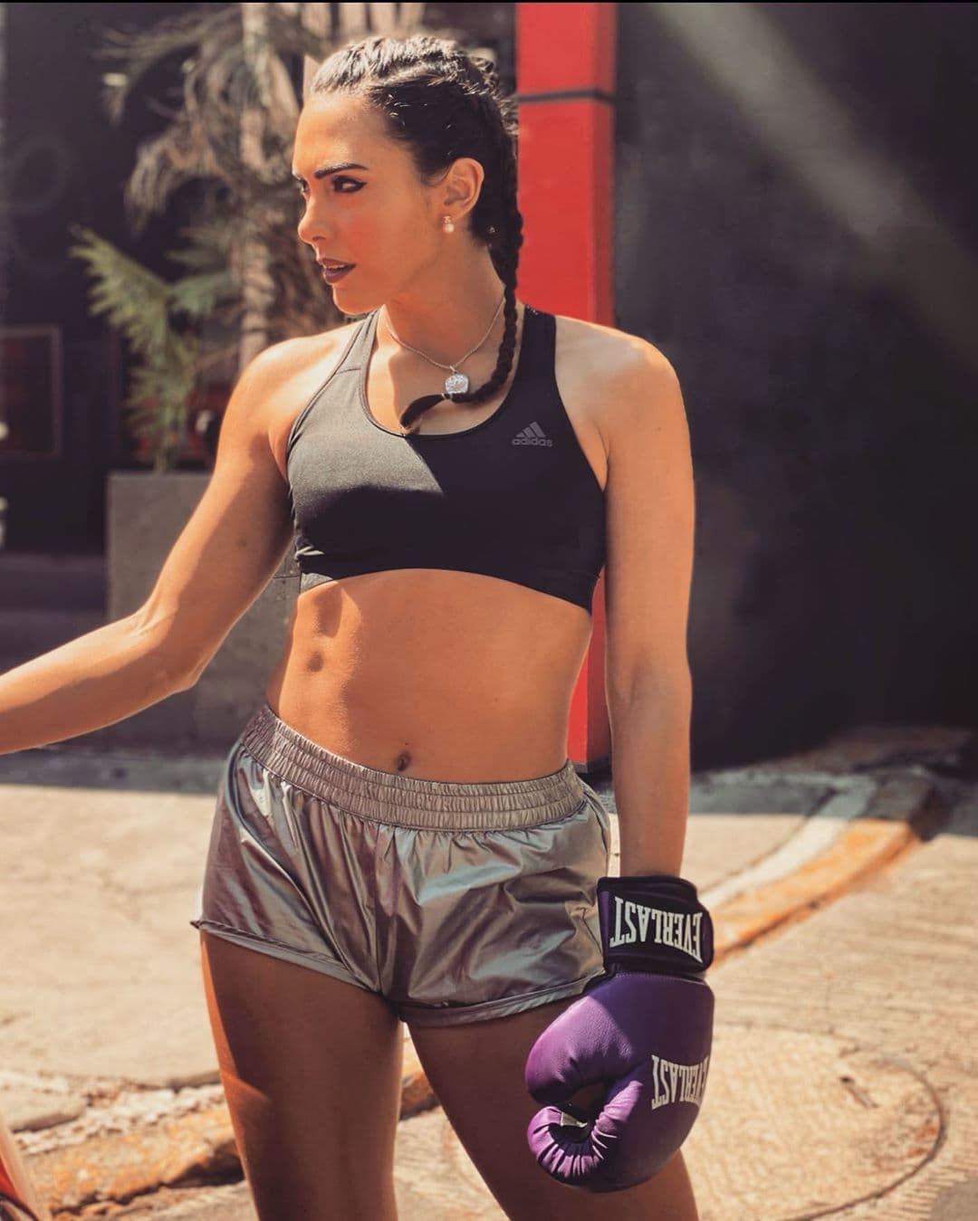 Por su parte, Macky también tendr´a que demostrar su coraje cuando deba defender a su equipo del implacable Tribunal, el cual decidirá quién será el ganador de cada semana.