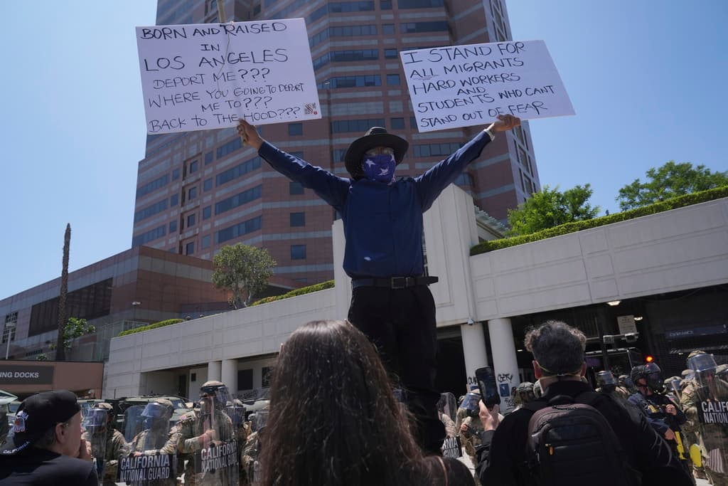 Decenas de personas que se manifestaban este domingo frente al Centro de Detención de ICE en Los Ángeles fueron advertidas de que serían arrestadas si no se retiraban del lugar, protegido por miembros de la Guardia Nacional enviados por el presidente Donald Trump.