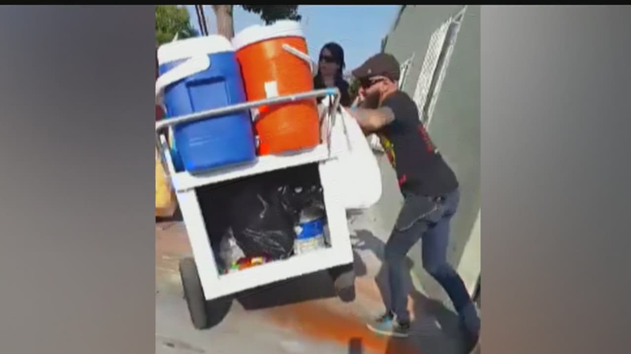 "Si no movés el carro te lo muevo yo", la amenaza que cumplió el peatón que tumbó el carrito de un vendedor de elotes