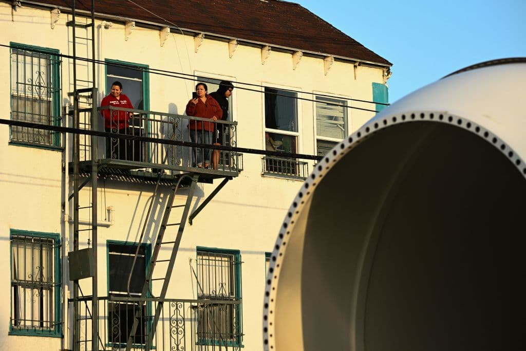 Residentes de Los Ángeles salieron a sus balcones y calles para ver los motores que hicieron posible múltiples vuelos al espacio.