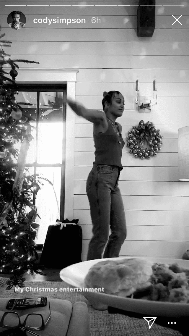 La reunión de ambos durante la Navidad calma las versiones de una posible ruptura que comenzaron a circular desde la semana pasada, cuando Simpson 
<b><a href="https://www.univision.com/famosos/cunada-de-miley-cyrus-explica-que-hacia-cody-simpson-paseando-con-una-modelo-de-playboy-fotos" target="_blank">fue visto en Nueva York con la modelo Jordy Murray</a></b>. 
<br>