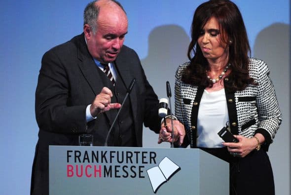 De hecho, al llegar a la Harmonie Hall, recinto central del acto editorial más importante del mundo, Cristina Fernández lo primero que hizo, antes de ocupar su lugar de honor, fue dirigirse a la fila 8 para saludar de manera especial al poeta Juan Gelman, quien se convirtió así en la primera figura central de esta feria.