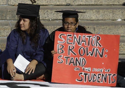 Por otro lado, el 57 por ciento de los votantes del estado de Maryland (un millón 38 mil 768) apoyó la ratificación de una ley que permite a los indocumentados pagar las mismas bajas tarifas universitarias estatales que los residentes legales.