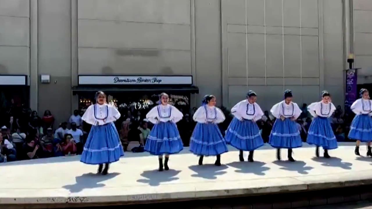   Fiestas Patrias en Fresno: desfile y actividades impulsan a pequeños negocios