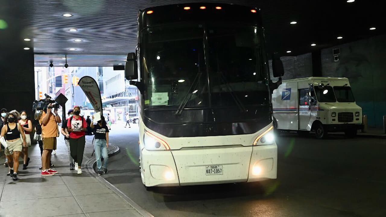 Llegan a Nueva York dos camiones con inmigrantes indocumentados provenientes de Texas 
