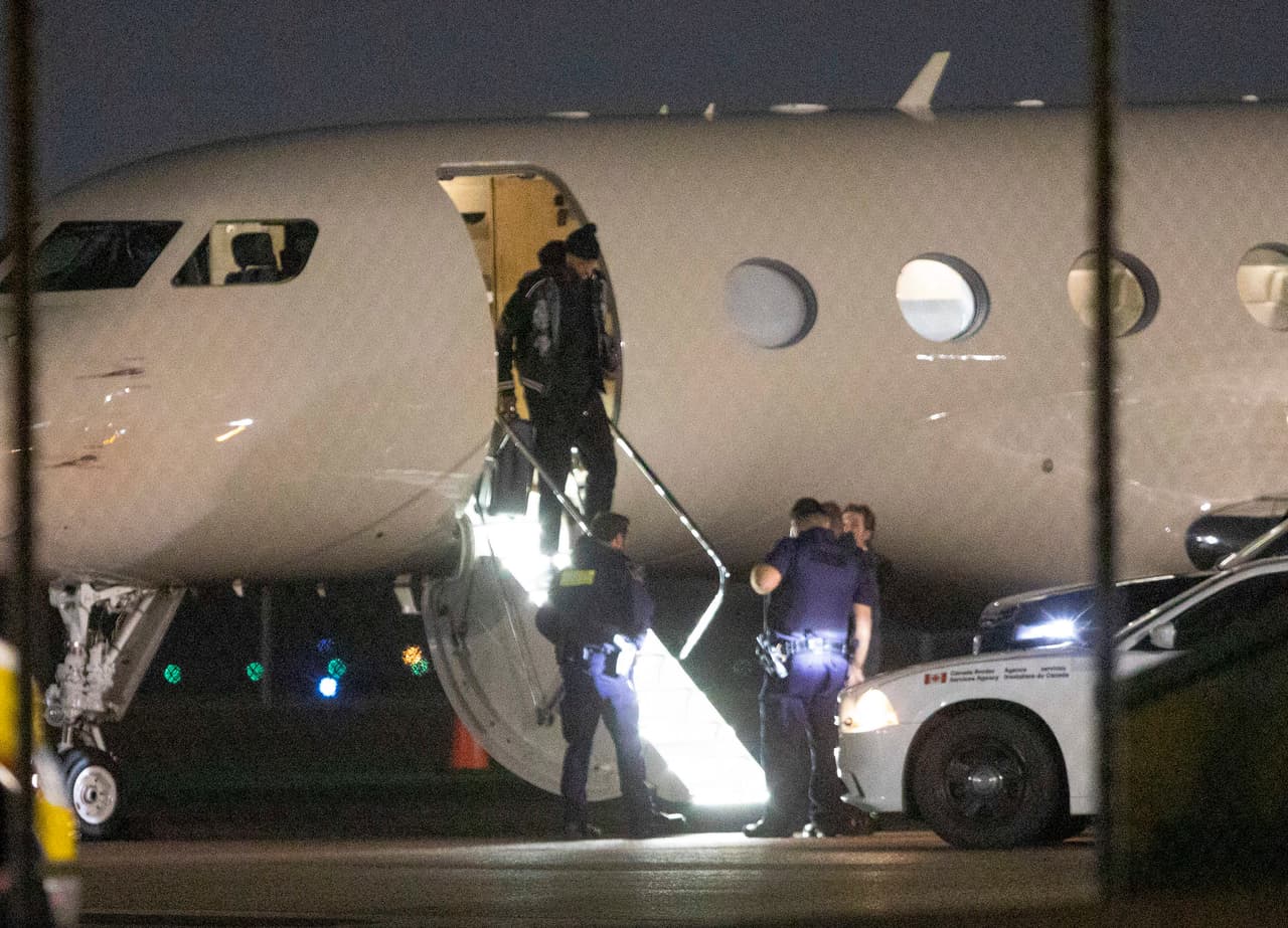 La empresaria y el basquetbolista de la NBA volaron de Los Ángeles a Toronto en el jet privado de Kim Kardashian la noche del jueves 5 de enero.
<br>