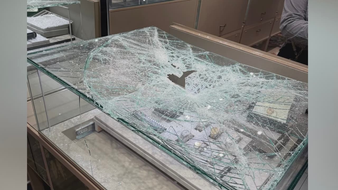 Sospechoso armado con un martillo roba prendas y joyas del centro comercial Riverside en Hackensack