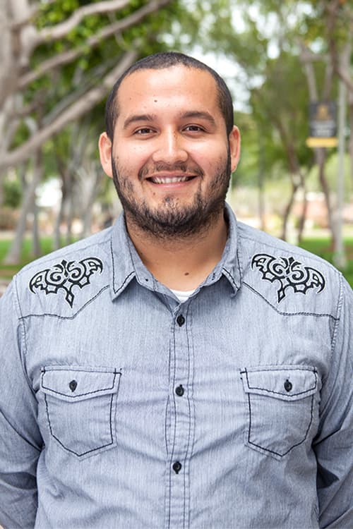 Estudiante lucha por que le paguen por representar a alumnos