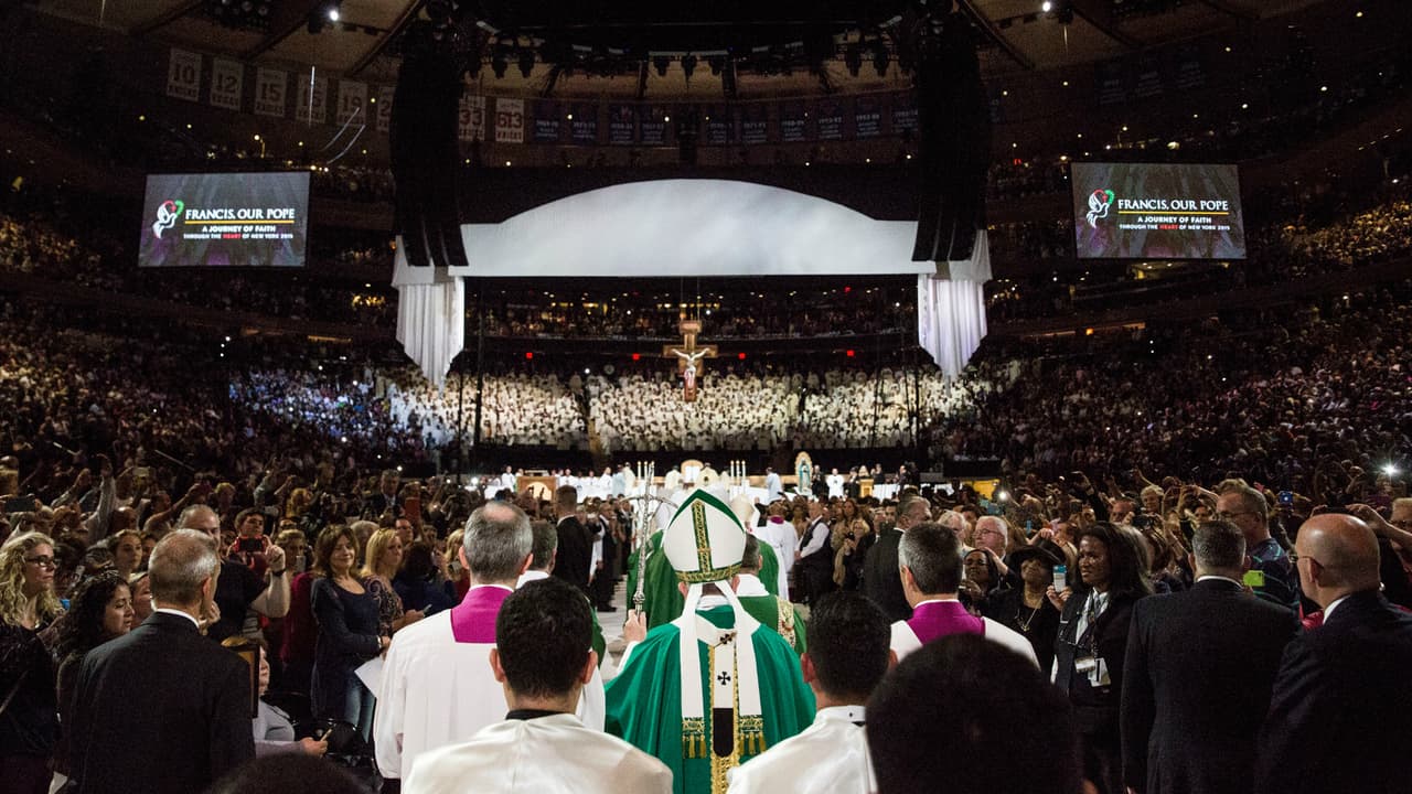 Más de 25 mil personas fueron parte de la misa que el líder de la Iglesia Católica ofrecio en uno de los recintos más importantes de Nueva York.
